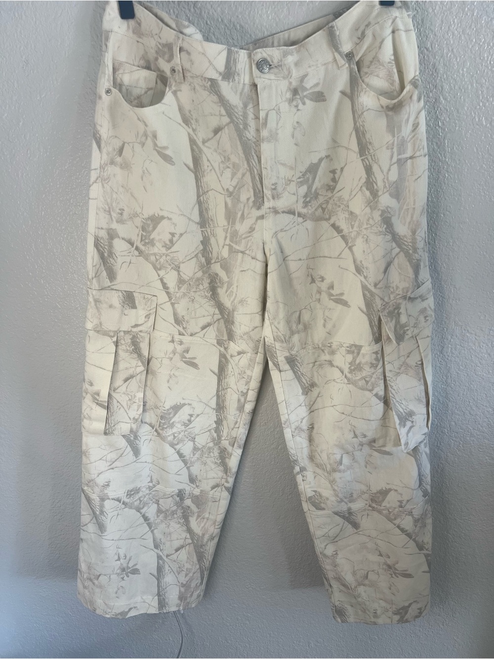 Altar’d State Neutral Camo Cargo Capri Pants Y2K Utility Pants Size Large